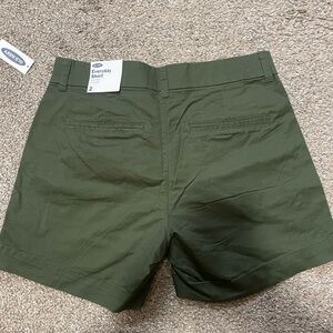 Old Navy Green 5” Everyday Short Size 2 Mid-Rise